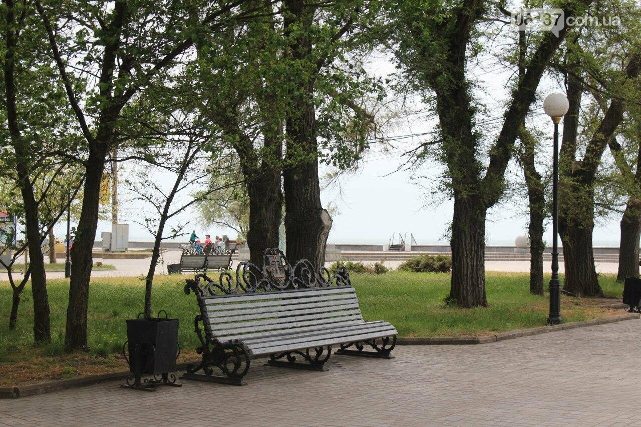В Бердянске провели реставрацию скамей, фото-5 В Бердянске провели реставрацию скамей, фото-5