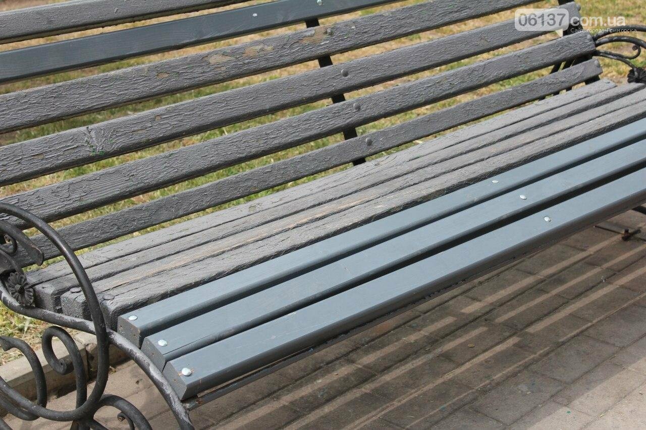 В Бердянске провели реставрацию скамей, фото-8 В Бердянске провели реставрацию скамей, фото-8