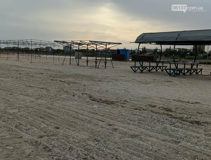 На запорожском курорте креативно решили вопрос с любителями..., фото-1 На запорожском курорте креативно решили вопрос с любителями помочиться на пляже. Фото/Видео , фото-1