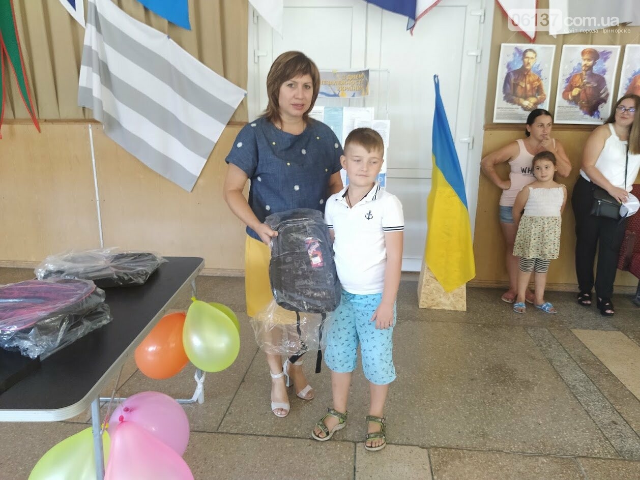 В Приморську від міської ради майбутнім першокласникам п..., фото-2 В Приморську від міської ради майбутнім першокласникам подарували шкільні ранці, фото-2