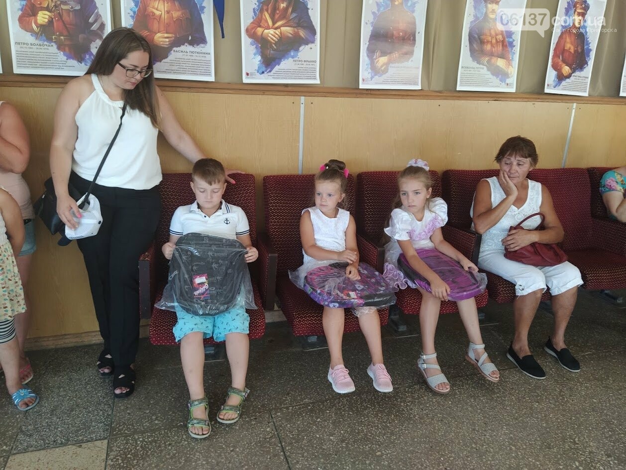В Приморську від міської ради майбутнім першокласникам п..., фото-1 В Приморську від міської ради майбутнім першокласникам подарували шкільні ранці, фото-1
