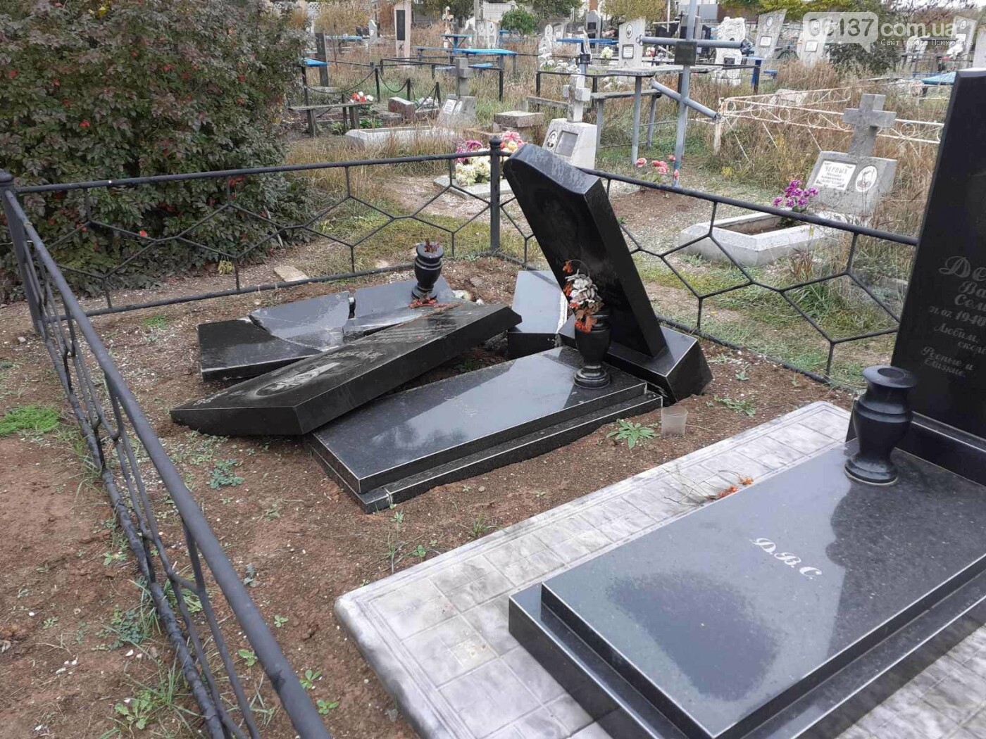 В Приморске Запорожской области вандалы разрушили могильны..., фото-3 В Приморске Запорожской области вандалы разрушили могильные надгробия, фото-3
