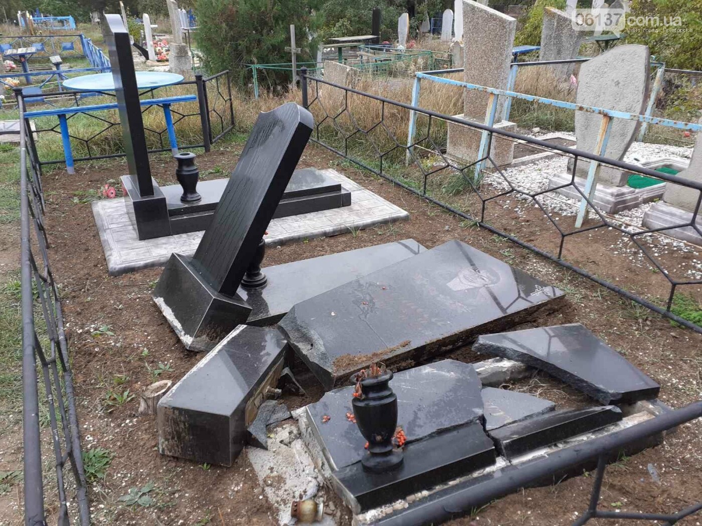 В Приморске Запорожской области вандалы разрушили могильны..., фото-1 В Приморске Запорожской области вандалы разрушили могильные надгробия, фото-1