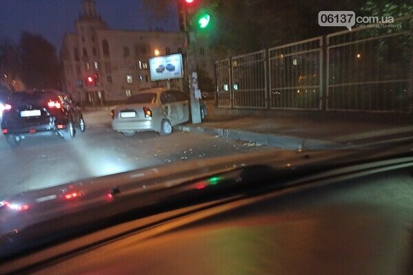 Авто вылетело на тротуар в центре Запорожья. Фото, фото-1 Авто вылетело на тротуар в центре Запорожья. Фото, фото-1
