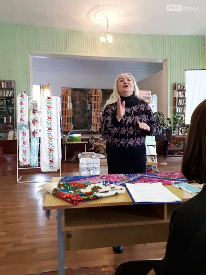 В Приморську в літературно-музичній вітальні вшановували т..., фото-2 В Приморську в літературно-музичній вітальні вшановували традиції української хустки, фото-2