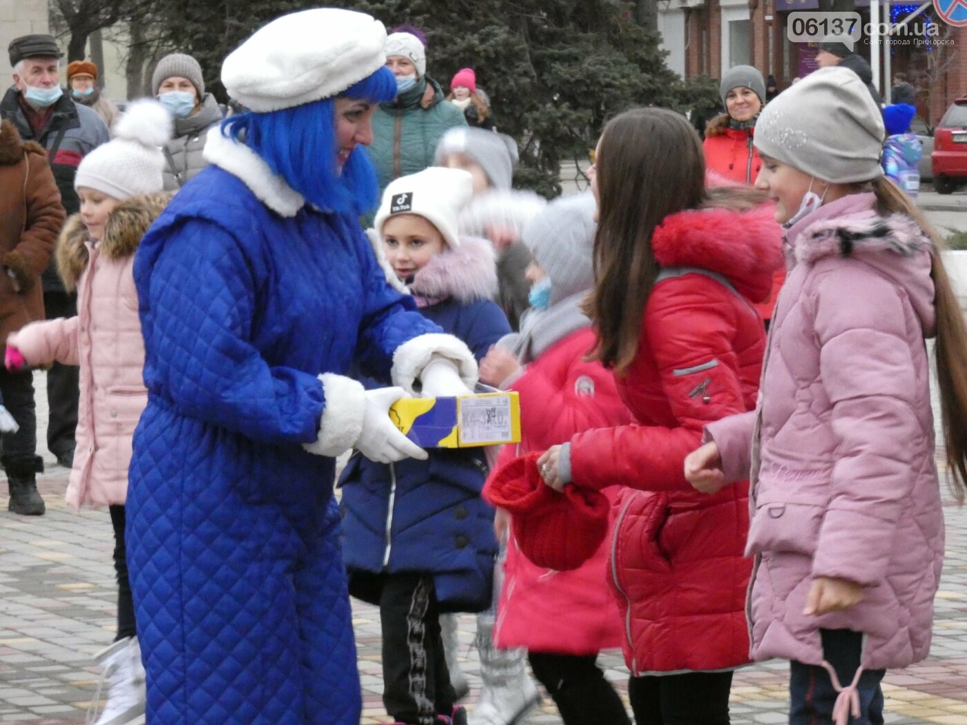 В Приморську відбулось відкриття центральної ялинки міста, фото-1 В Приморську відбулось відкриття центральної ялинки міста, фото-1