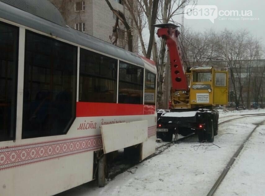 В центре Запорожья трамвай сошел с рельсов. Фото , фото-1 В центре Запорожья трамвай сошел с рельсов. Фото , фото-1