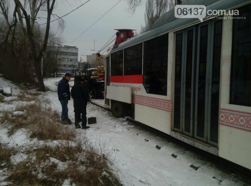 В центре Запорожья трамвай сошел с рельсов. Фото , фото-2 В центре Запорожья трамвай сошел с рельсов. Фото , фото-2