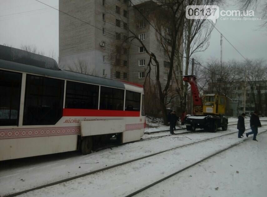 В центре Запорожья трамвай сошел с рельсов. Фото , фото-3 В центре Запорожья трамвай сошел с рельсов. Фото , фото-3