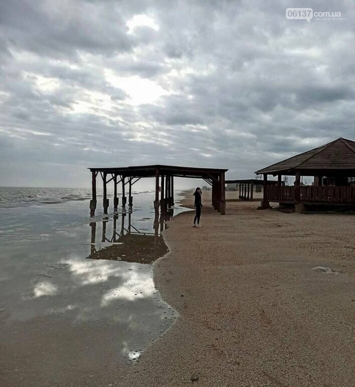 На известном запорожском курорте море практически разрушило..., фото-2 На известном запорожском курорте море практически разрушило пляжи. Фото, фото-2