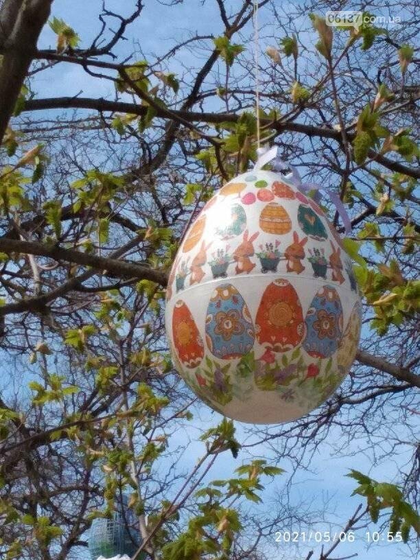 На честь Великодня в центрі Приморська оформлено "Писанков..., фото-1 На честь Великодня в центрі Приморська оформлено "Писанкове дерево", фото-1