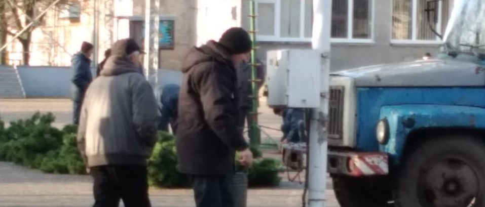 В Приморске на Центральной площади начали устанавливать новогоднюю... В Приморске на Центральной площади начали устанавливать новогоднюю елку