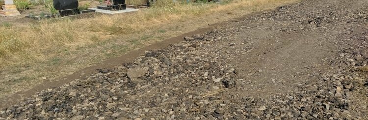 В Приморске Запорожской области на Новом кладбище благоустроили дорогу В Приморске Запорожской области на Новом кладбище благоустроили дорогу