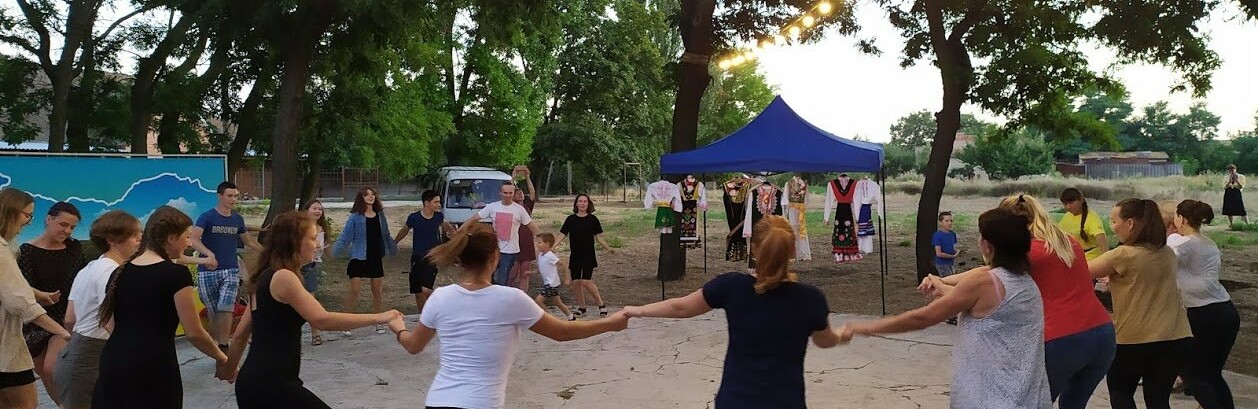 Вчора БУРівці в Приморську вчились танцювати запальне болгарське хоро Вчора БУРівці в Приморську вчились танцювати запальне болгарське хоро