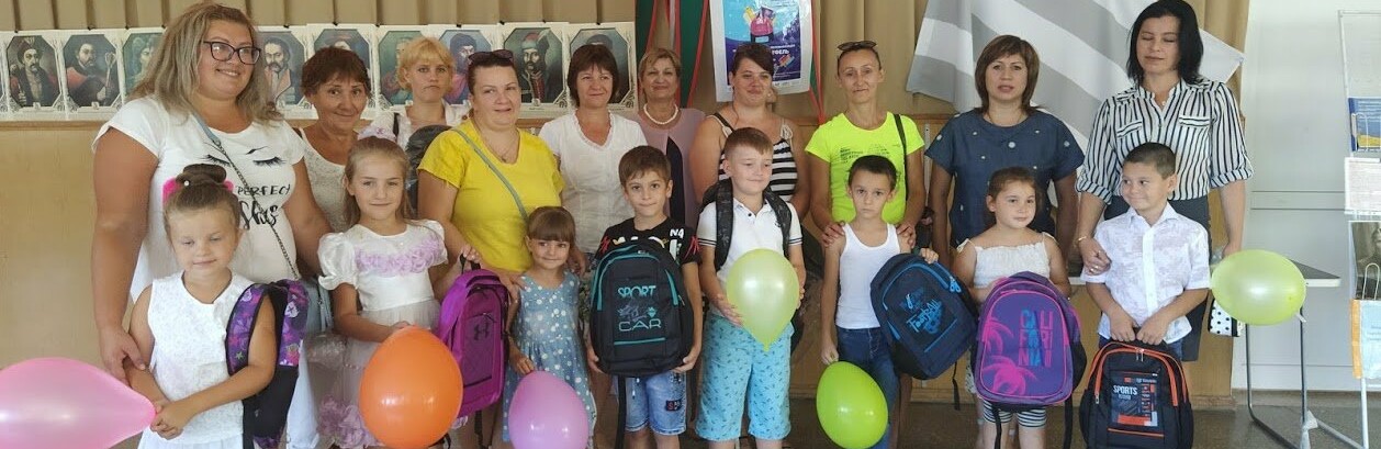 В Приморську від міської ради майбутнім першокласникам подарували... В Приморську від міської ради майбутнім першокласникам подарували шкільні ранці