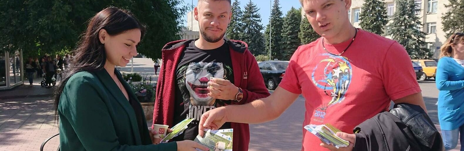 Волонтери Приморської громади роздавали пам'ятки про правила безпек... Волонтери Приморської громади роздавали пам'ятки про правила безпеки мешканцям міста, Наталья Лякишева