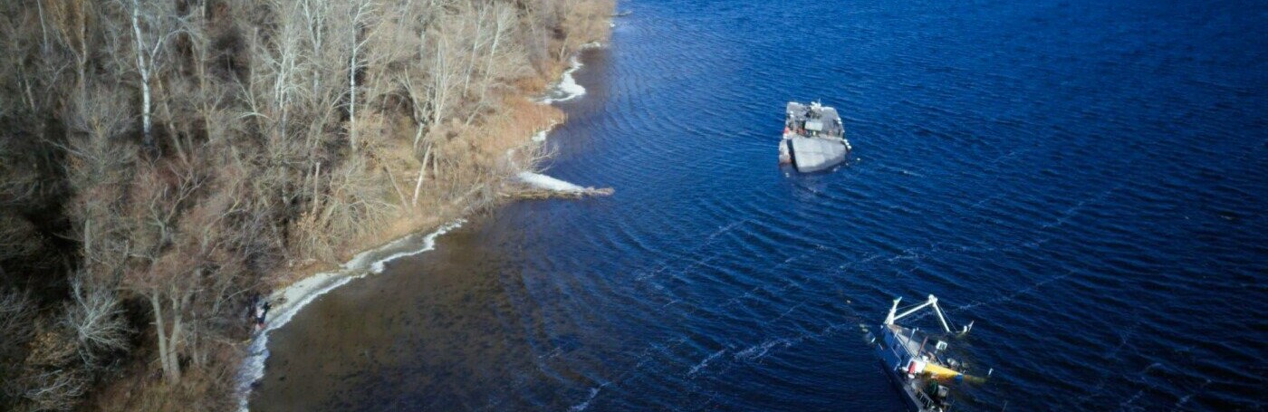 Затонувшую в Запорожье баржу, вынужденно посадили на мель. Подробно... Затонувшую в Запорожье баржу, вынужденно посадили на мель. Подробности случившегося