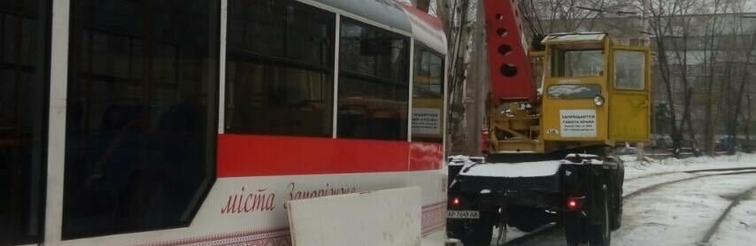 В центре Запорожья трамвай сошел с рельсов. Фото В центре Запорожья трамвай сошел с рельсов. Фото , Ева Миронова